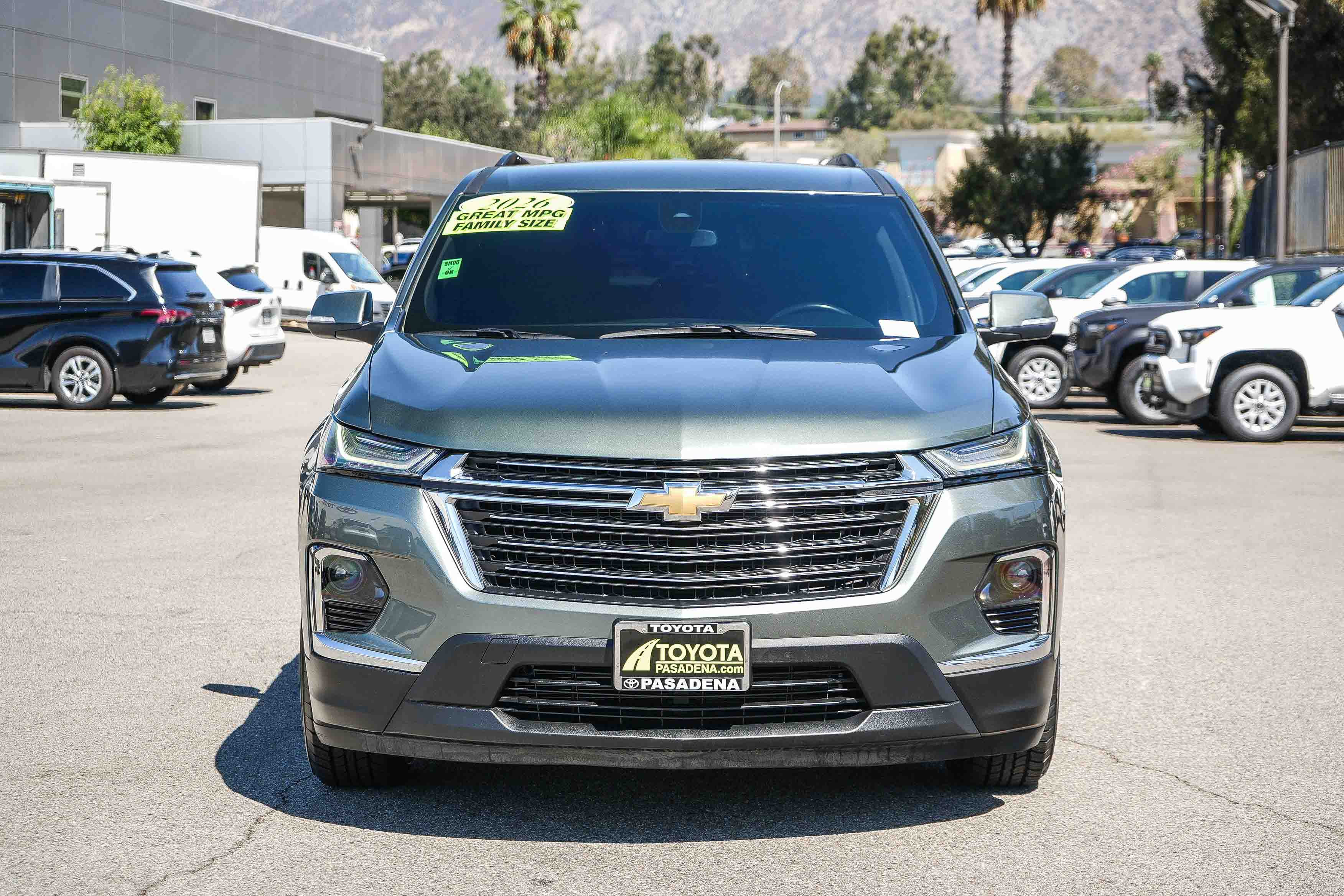 Used 2022 Chevrolet Traverse LT FWD image 2