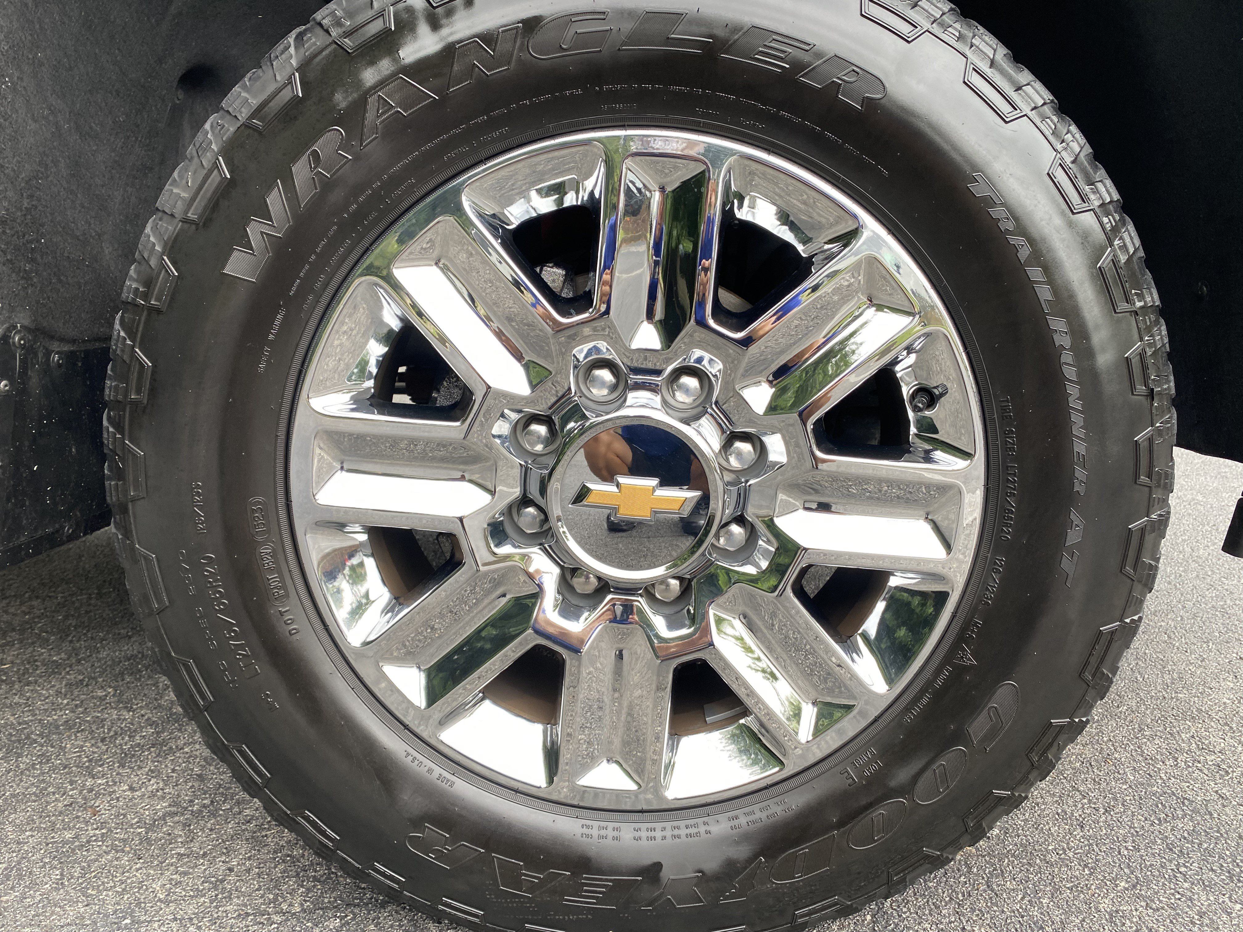 Used 2024 Chevrolet Silverado 2500 High Country w/ High Country Premium Package AWD/4WD image 14