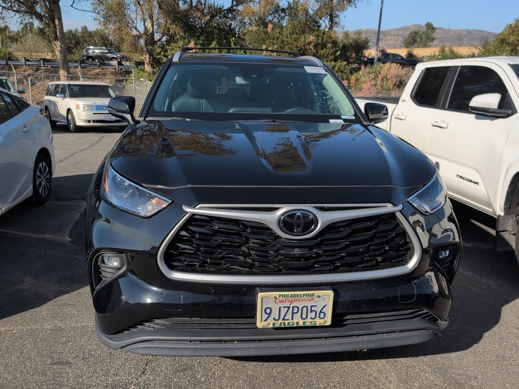 Used 2023 Toyota Highlander XLE FWD image 2