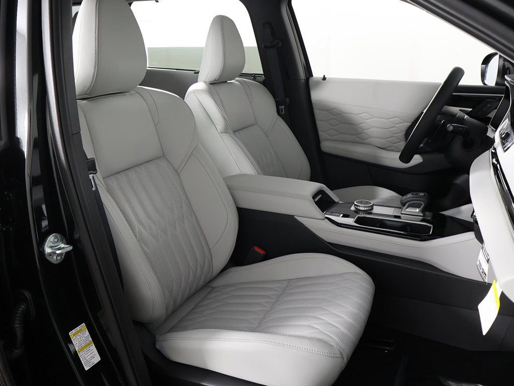 New 2025 Mitsubishi Outlander AWD image 36