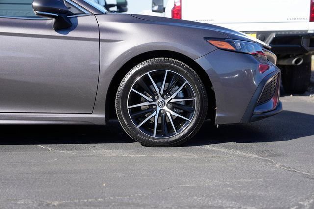 Used 2022 Toyota Camry SE image 4