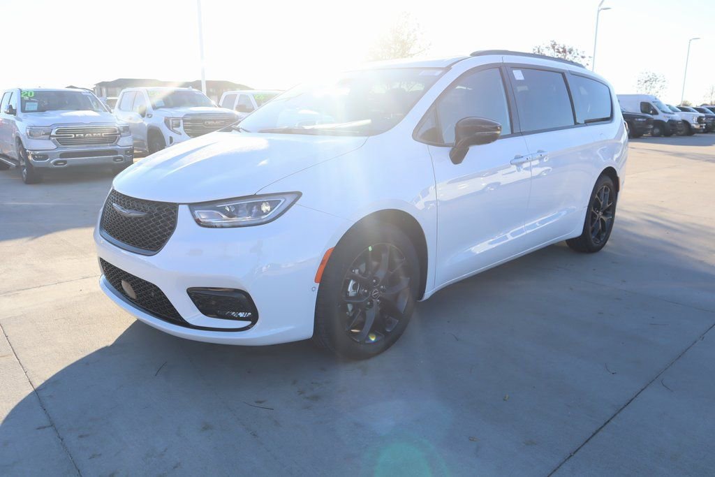 New 2026 Chrysler Pacifica Limited w/ Uconnect Theater Family Group image 10