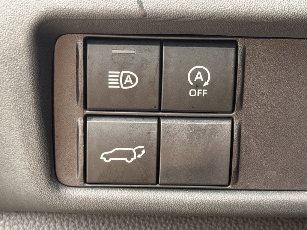 Used 2024 Toyota Highlander LE FWD image 25
