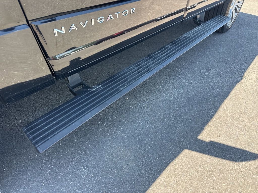 Used 2017 Lincoln Navigator L Reserve image 18