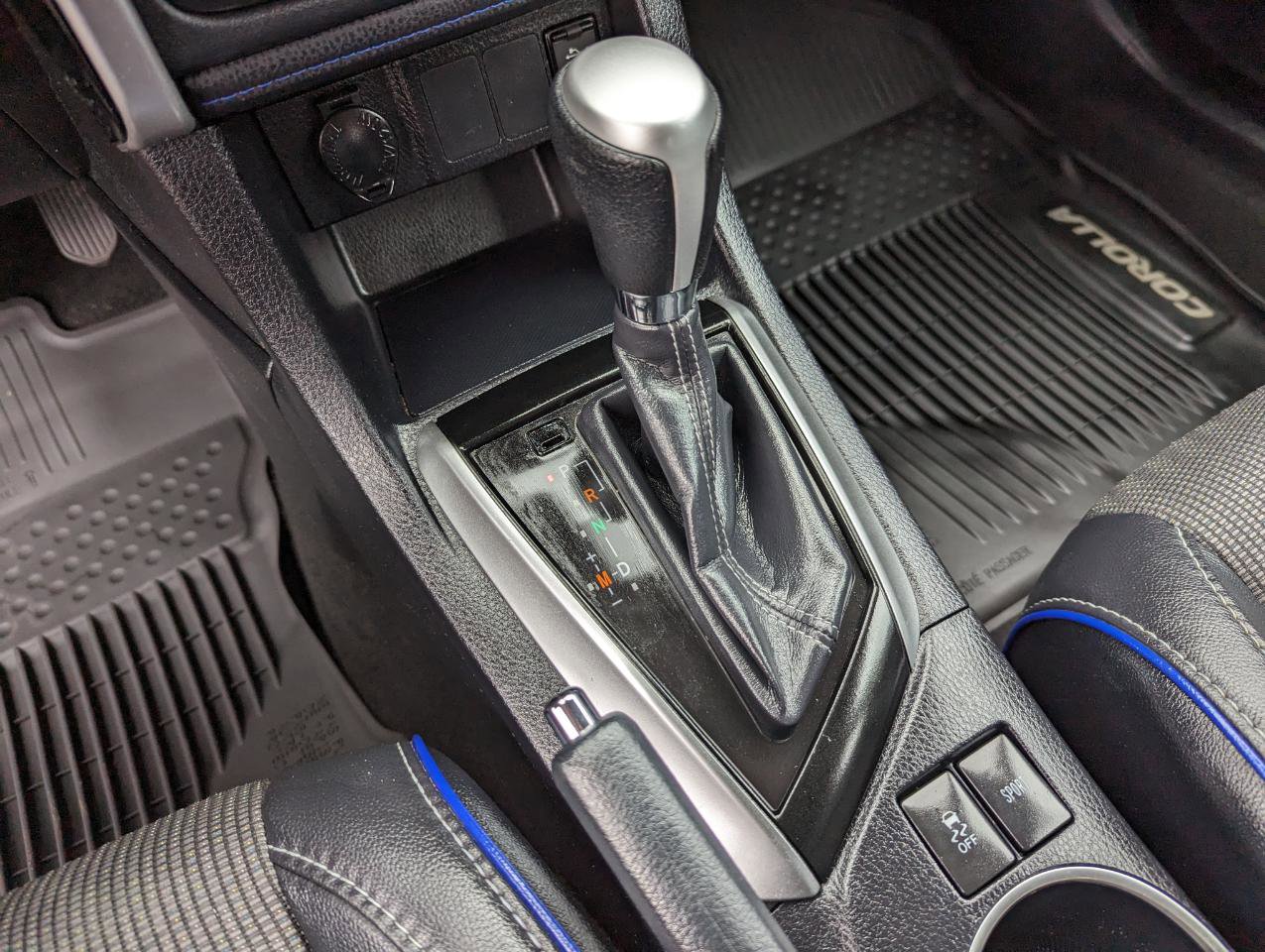 Used 2017 Toyota Corolla SE w/ SE Premium Package FWD image 24