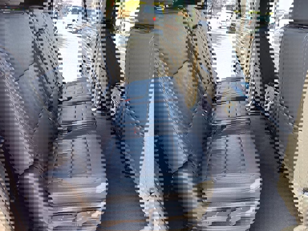 Used 2024 Chevrolet Suburban LT image 30