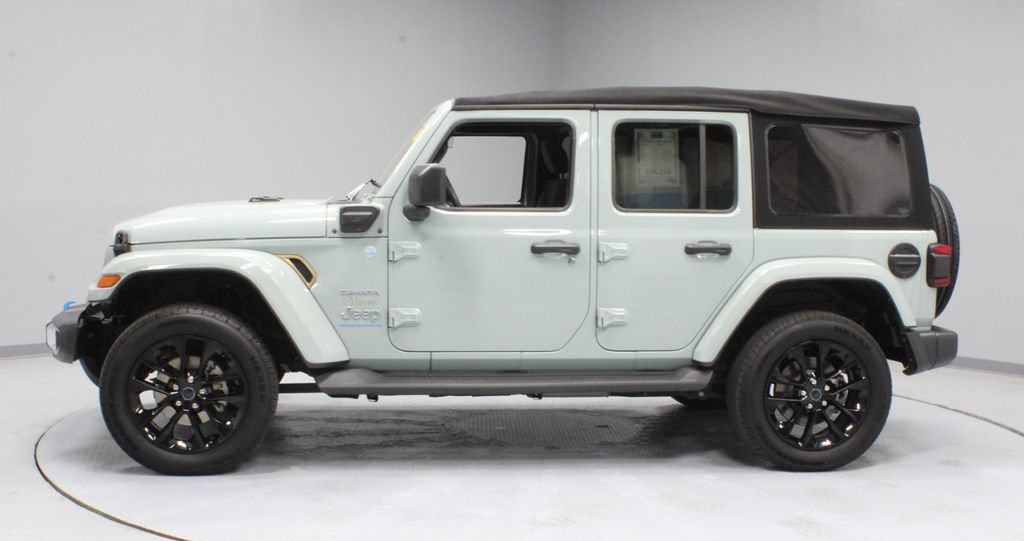 Used 2024 Jeep Wrangler Unlimited Sahara w/ Technology Group AWD/4WD image 8