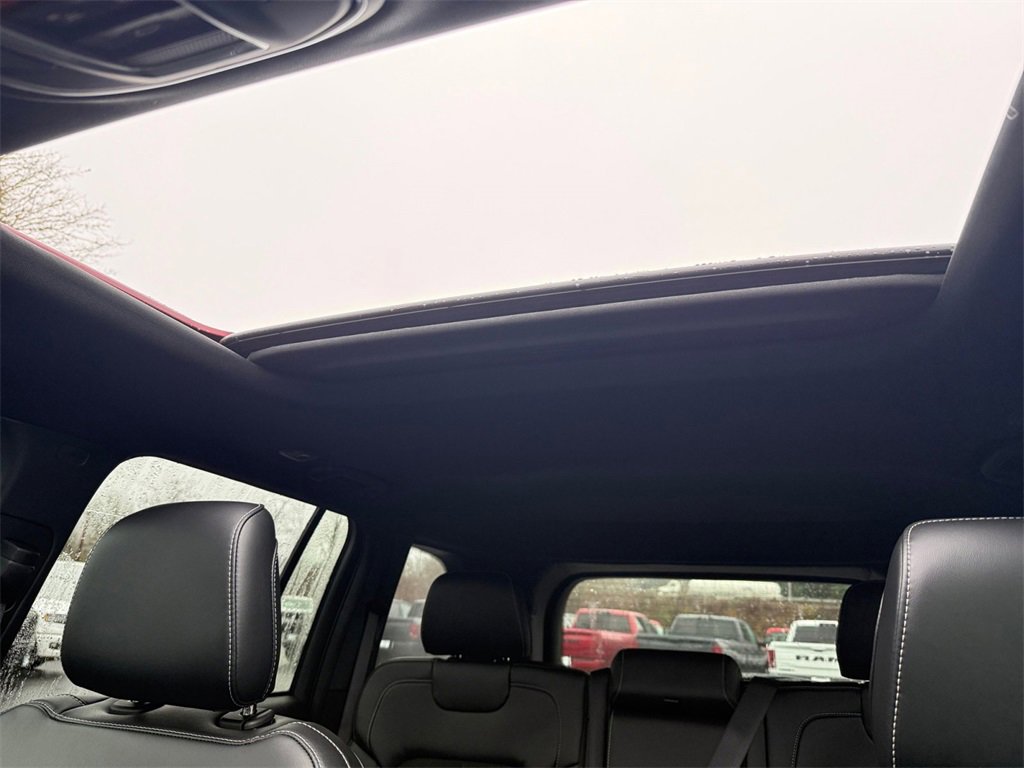 New 2025 Jeep Grand Cherokee Altitude image 22