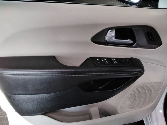 Used 2024 Chrysler Pacifica Touring-L image 29