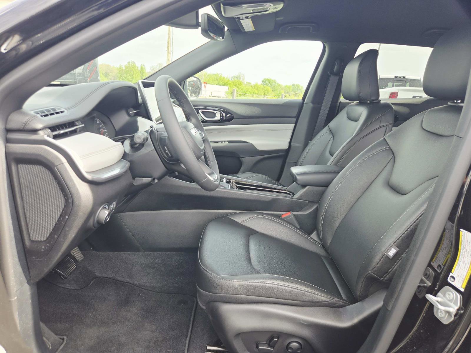 Used 2025 Jeep Compass Limited image 12