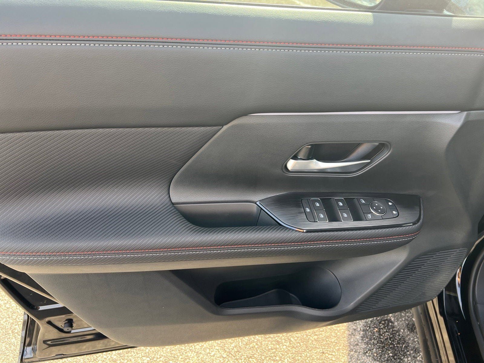 New 2026 Nissan Kicks SR w/ Cold Weather Package FWD image 10