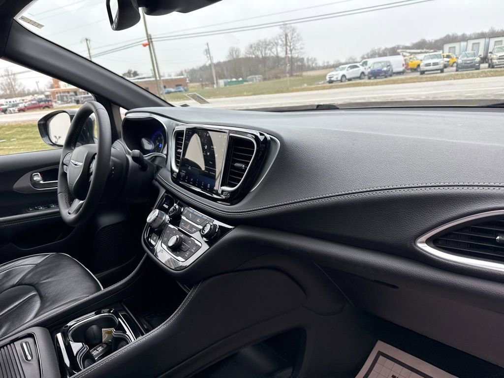 Used 2025 Chrysler Pacifica Limited image 37