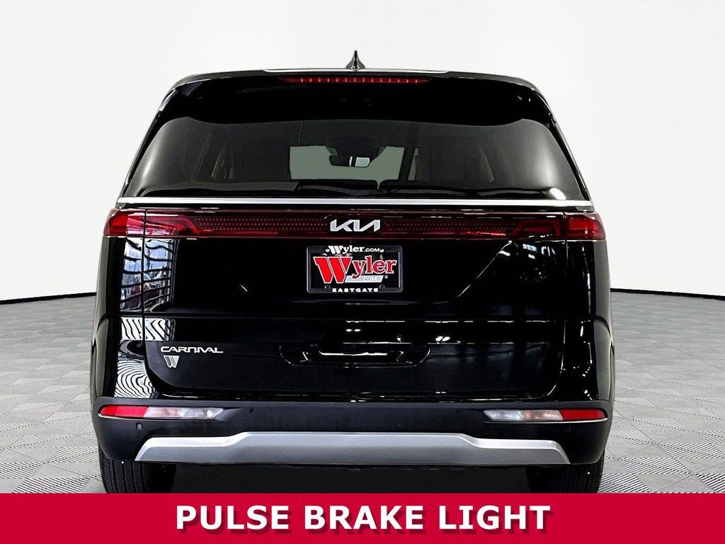 Used 2024 Kia Carnival EX FWD image 5