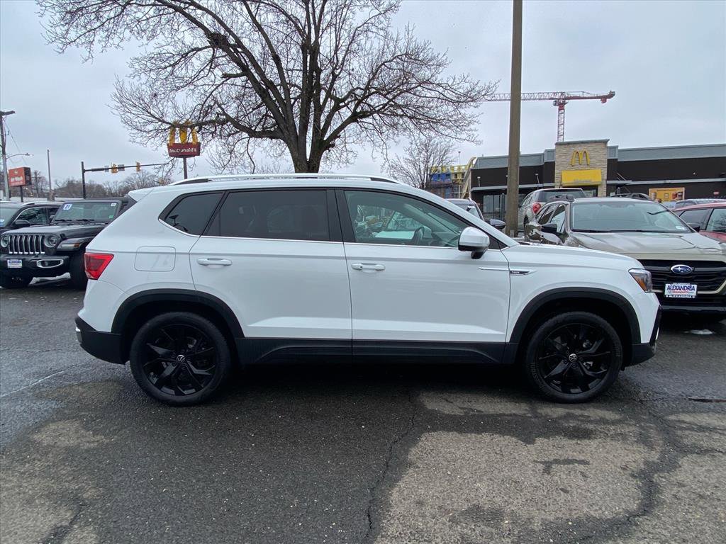 Used 2023 Volkswagen Taos SE w/ Panoramic Sunroof Package image 2