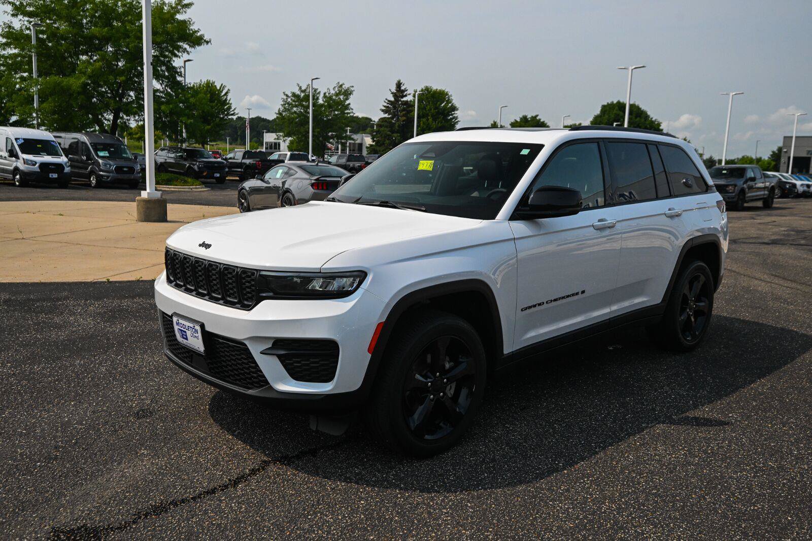 Used 2023 Jeep Grand Cherokee Altitude AWD/4WD image 9