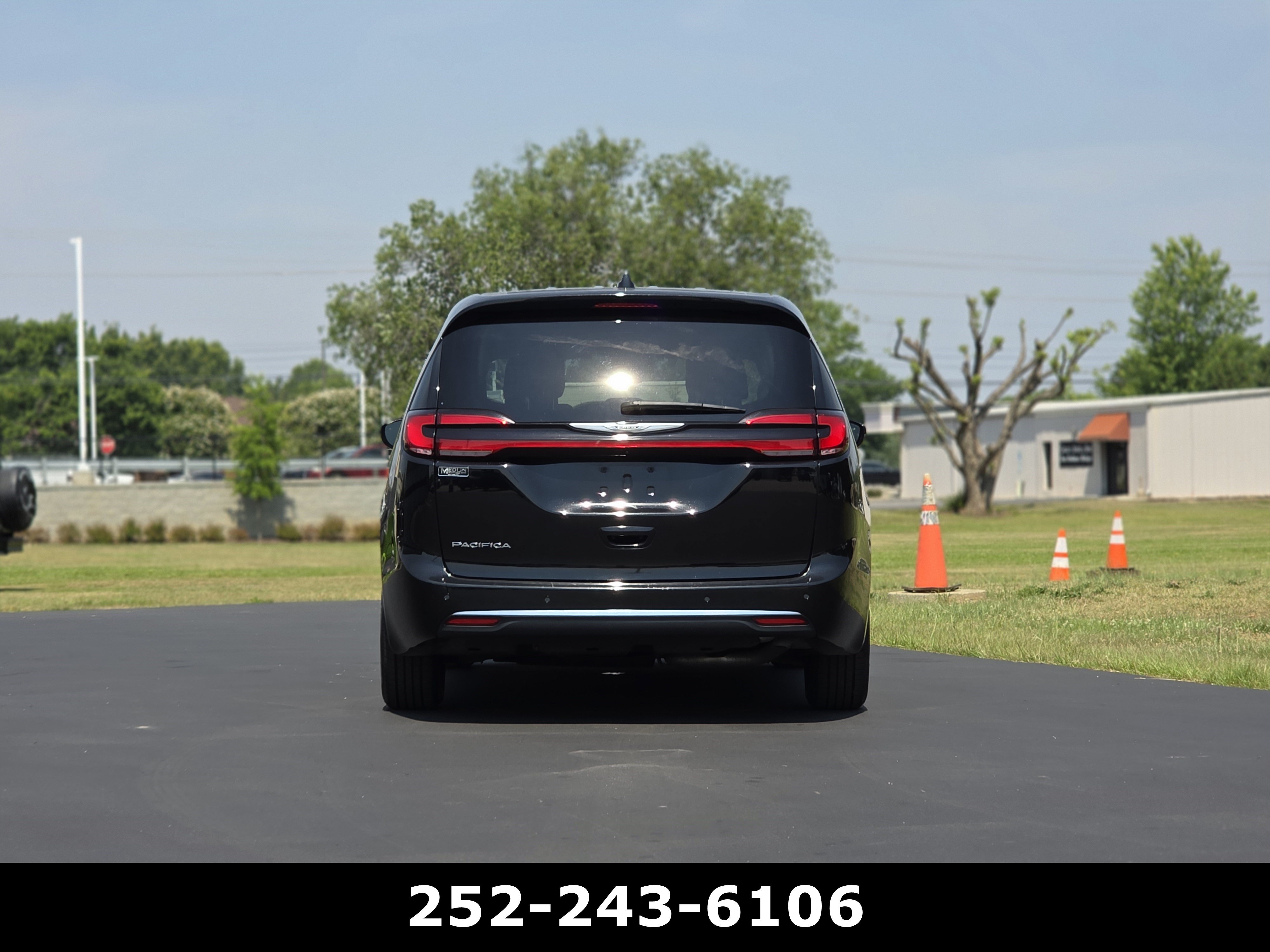 Used 2024 Chrysler Pacifica Touring-L FWD image 6