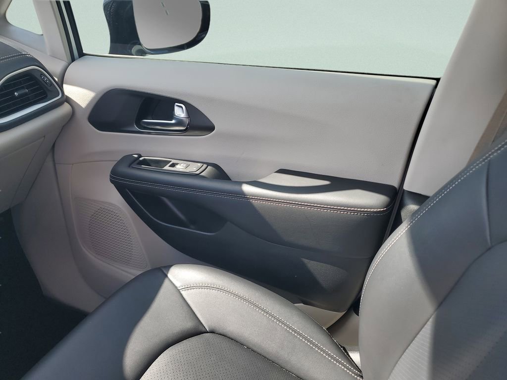 Used 2024 Chrysler Pacifica Touring-L AWD/4WD image 21