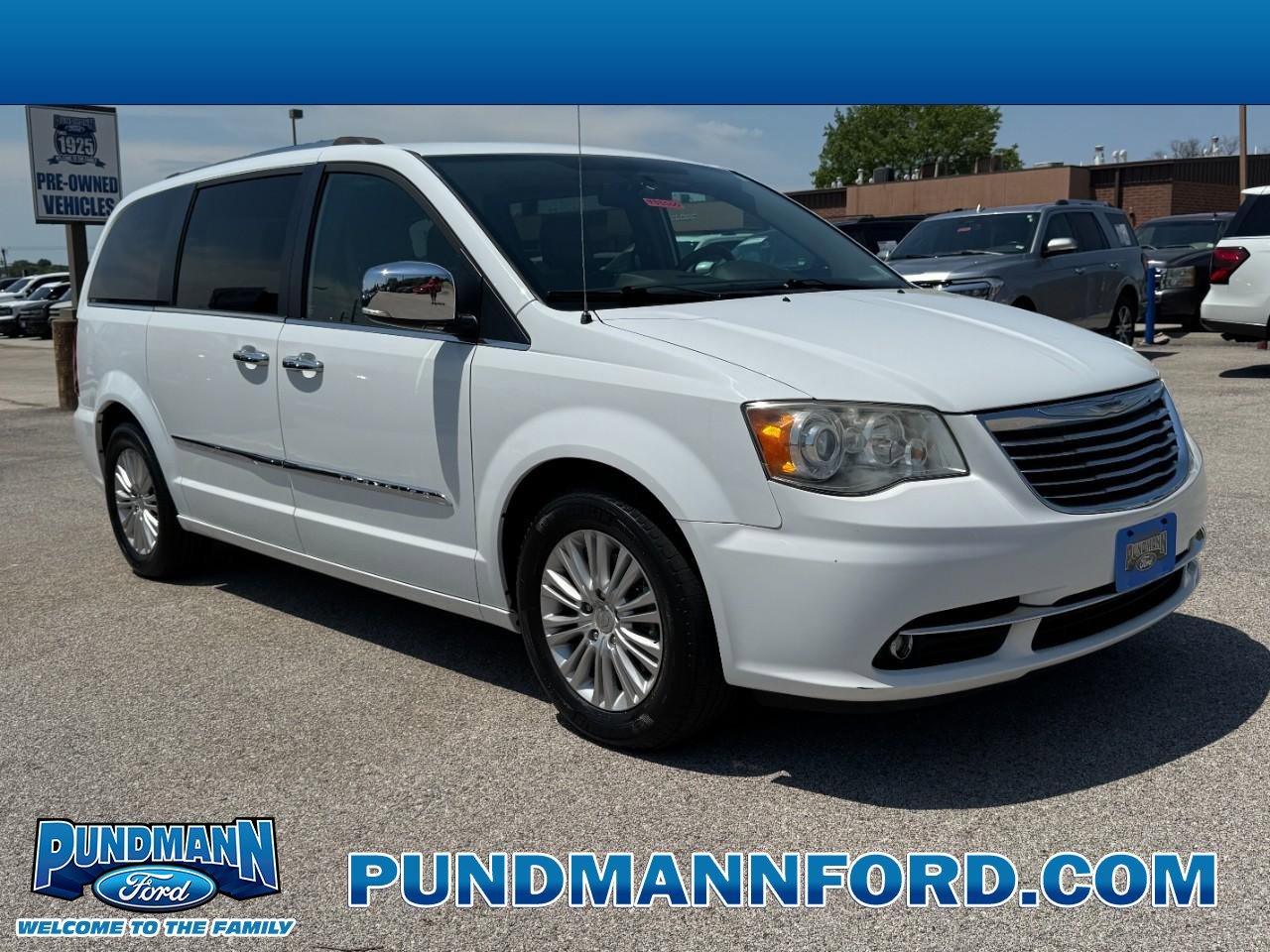 Used 2014 Chrysler Town & Country Limited w/ Luxury Group FWD video 1
