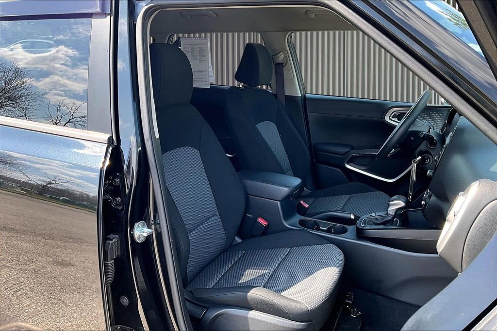 Used 2023 Kia Soul LX w/ LX Technology Package FWD image 8