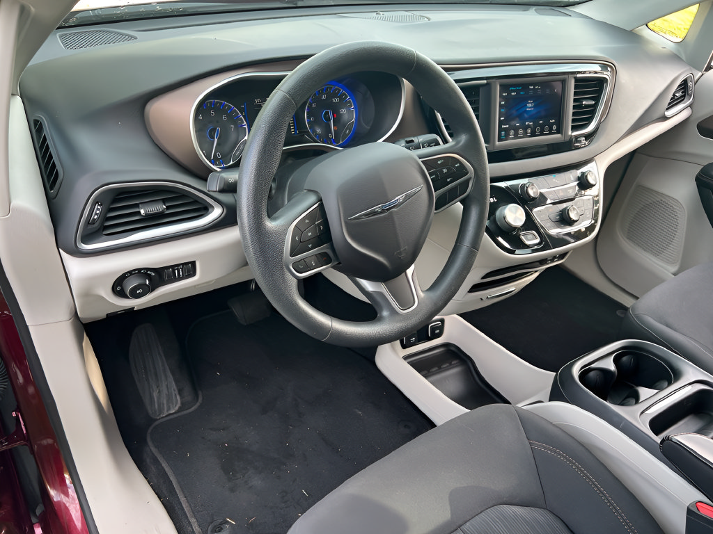 Used 2018 Chrysler Pacifica Touring Plus w/ Tire & Wheel Group FWD image 17
