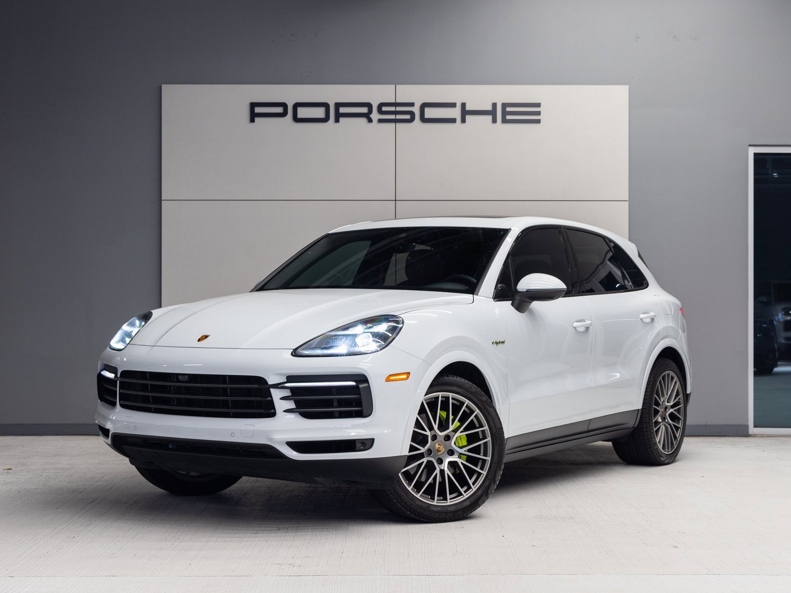 Used 2023 Porsche Cayenne image 1