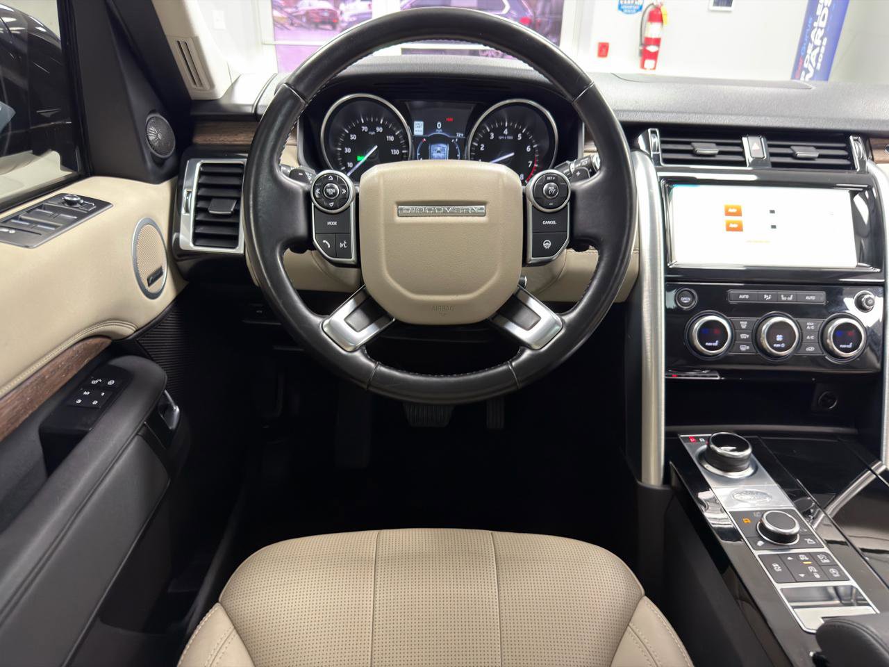 Used 2017 Land Rover Discovery HSE image 29