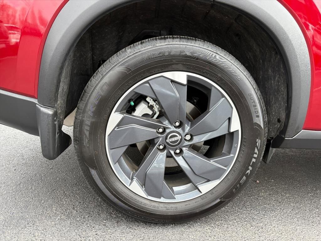 Certified 2025 Nissan Rogue SV image 27