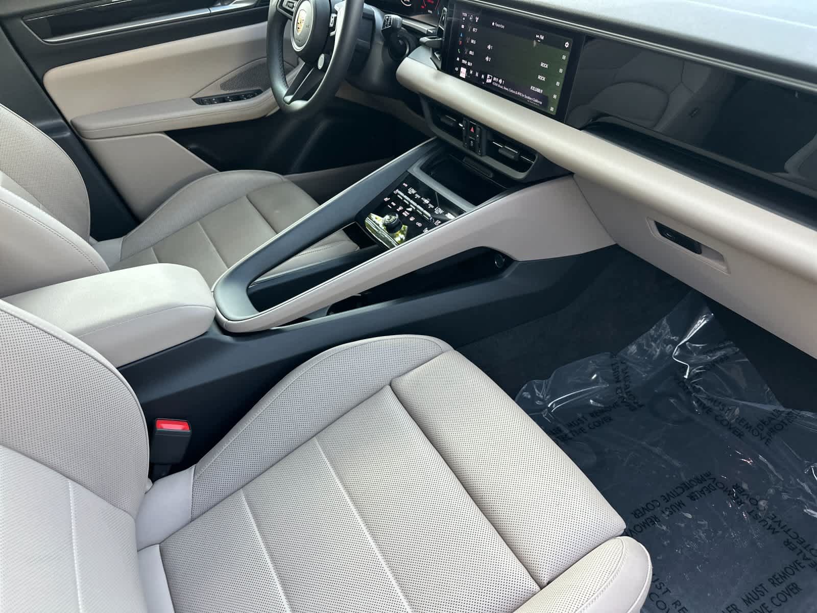 Certified 2025 Porsche Macan 4S Electric AWD/4WD image 17
