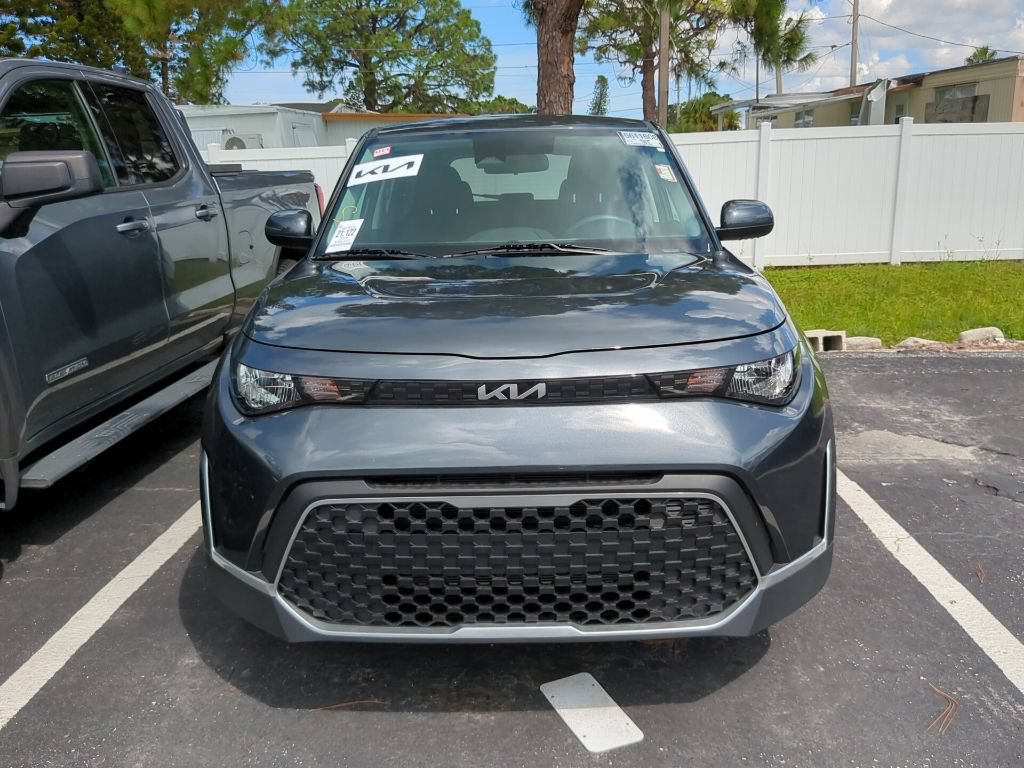 Certified 2025 Kia Soul LX w/ LX Technology Package FWD image 3