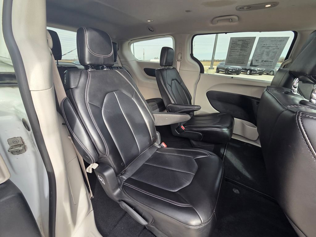 Used 2023 Chrysler Pacifica Touring-L image 28