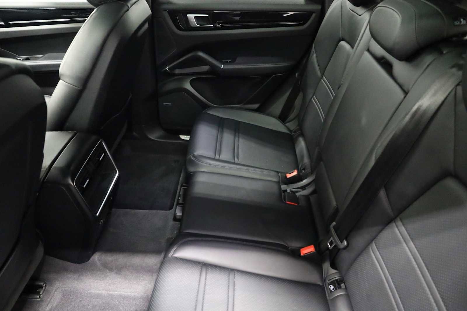 Used 2022 Porsche Cayenne image 35