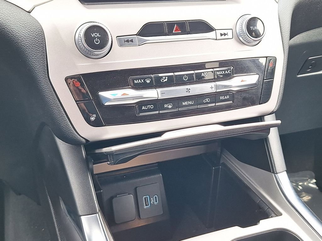 Used 2024 Ford Explorer XLT w/ Equipment Group 202A image 24