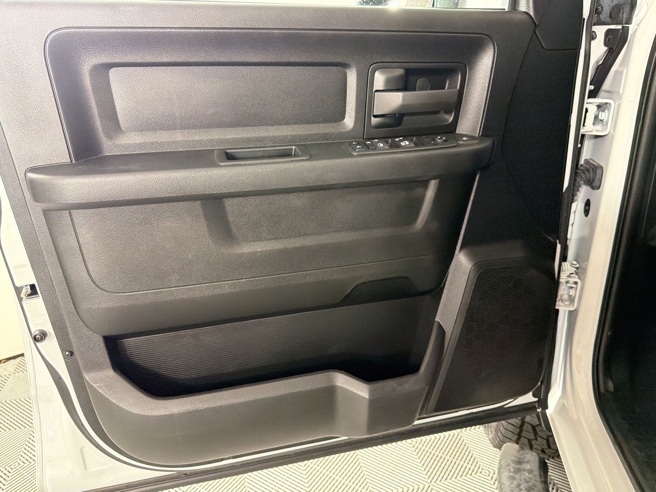 Used 2024 RAM 3500 Tradesman w/ Chrome Appearance Group AWD/4WD image 13