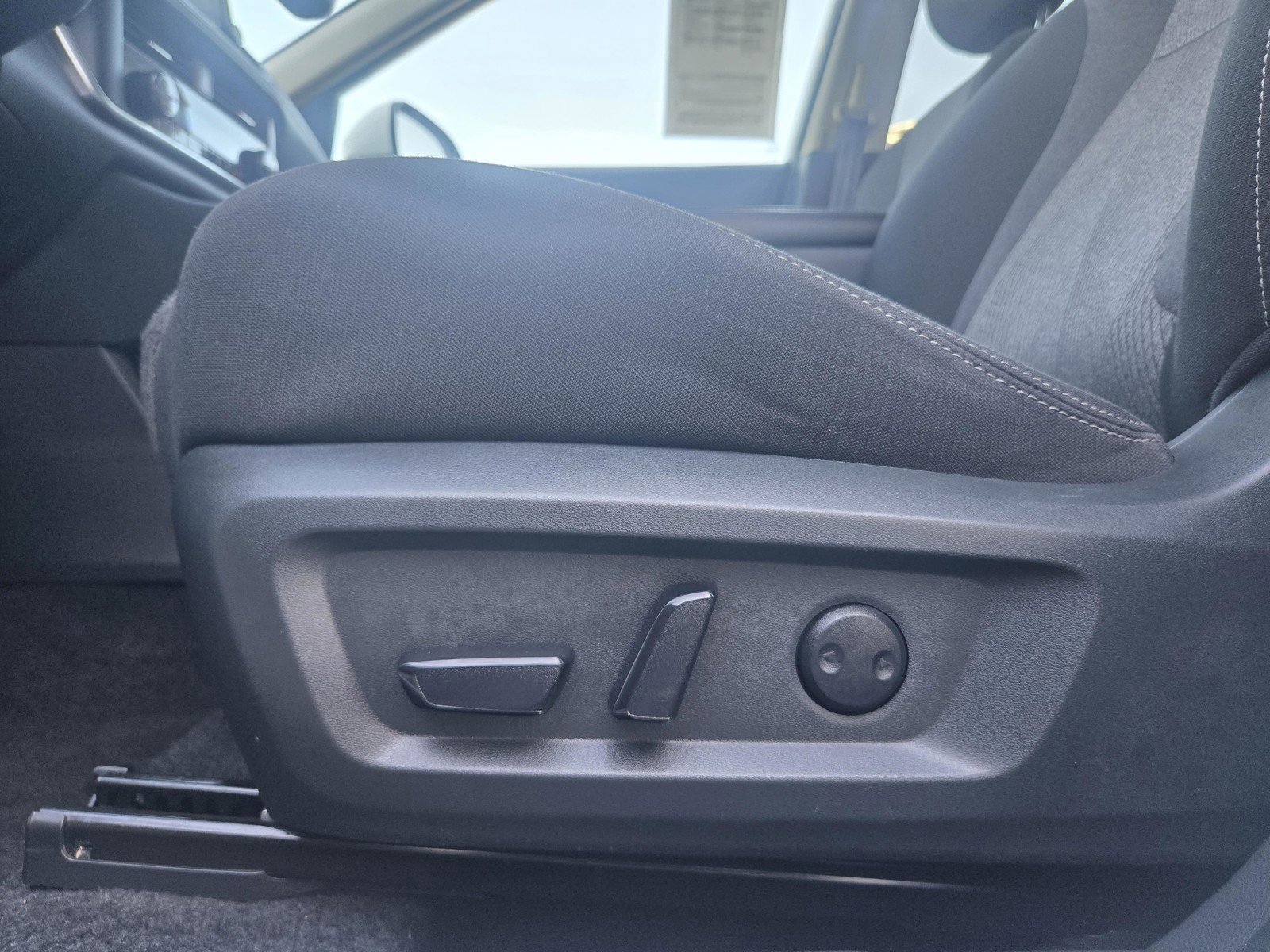 Used 2025 Nissan Rogue SV FWD image 12