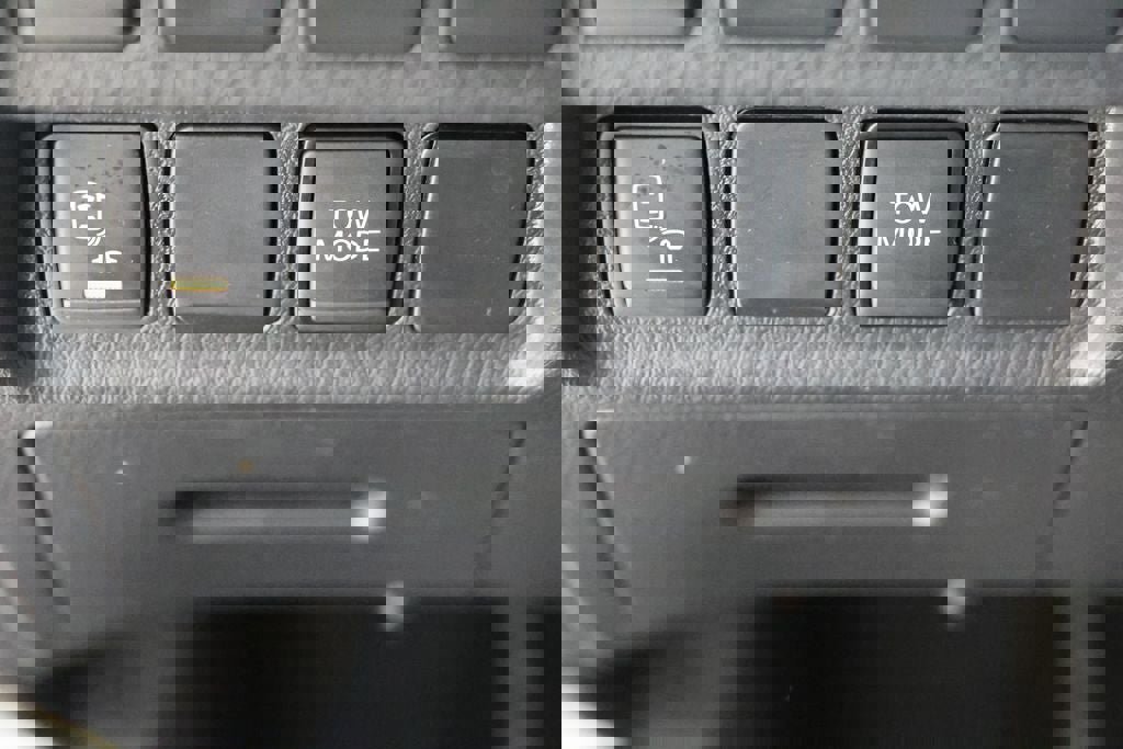 Used 2020 Nissan Pathfinder SV image 29