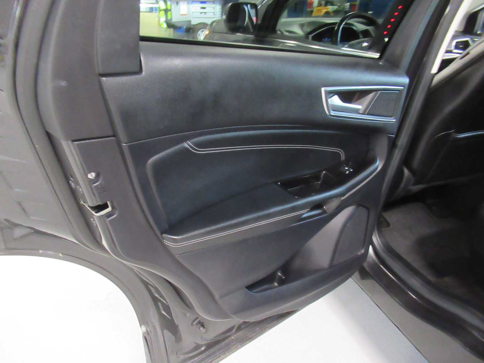 Used 2020 Ford Edge Titanium FWD image 16