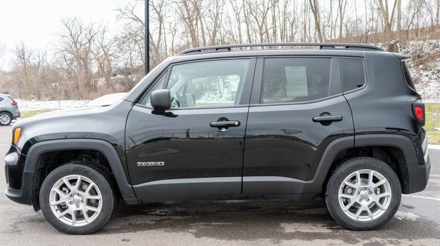 Used 2023 Jeep Renegade Latitude w/ Premium Group image 9