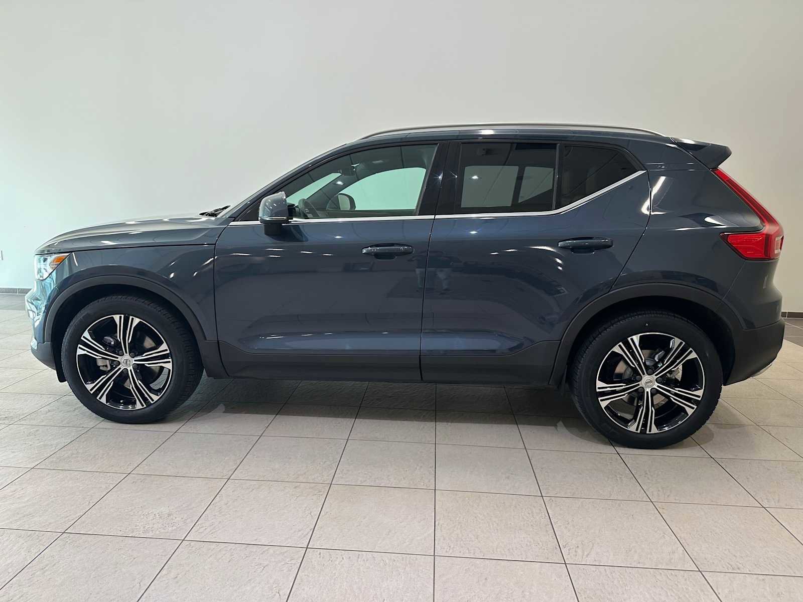 Used 2020 Volvo XC40 T5 Inscription w/ Protection Package Premier image 3