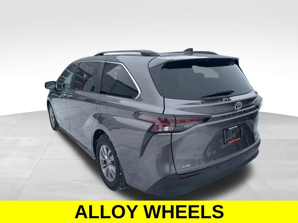 Used 2023 Toyota Sienna XLE w/ XLE Plus Package image 3