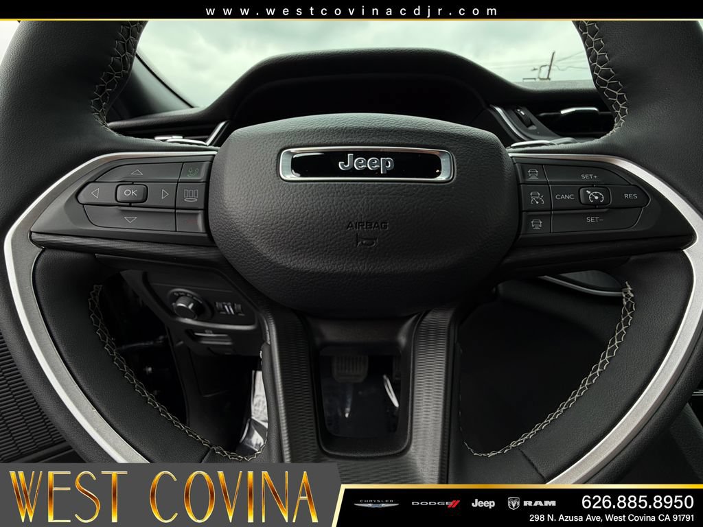Used 2025 Jeep Grand Cherokee Altitude RWD image 26