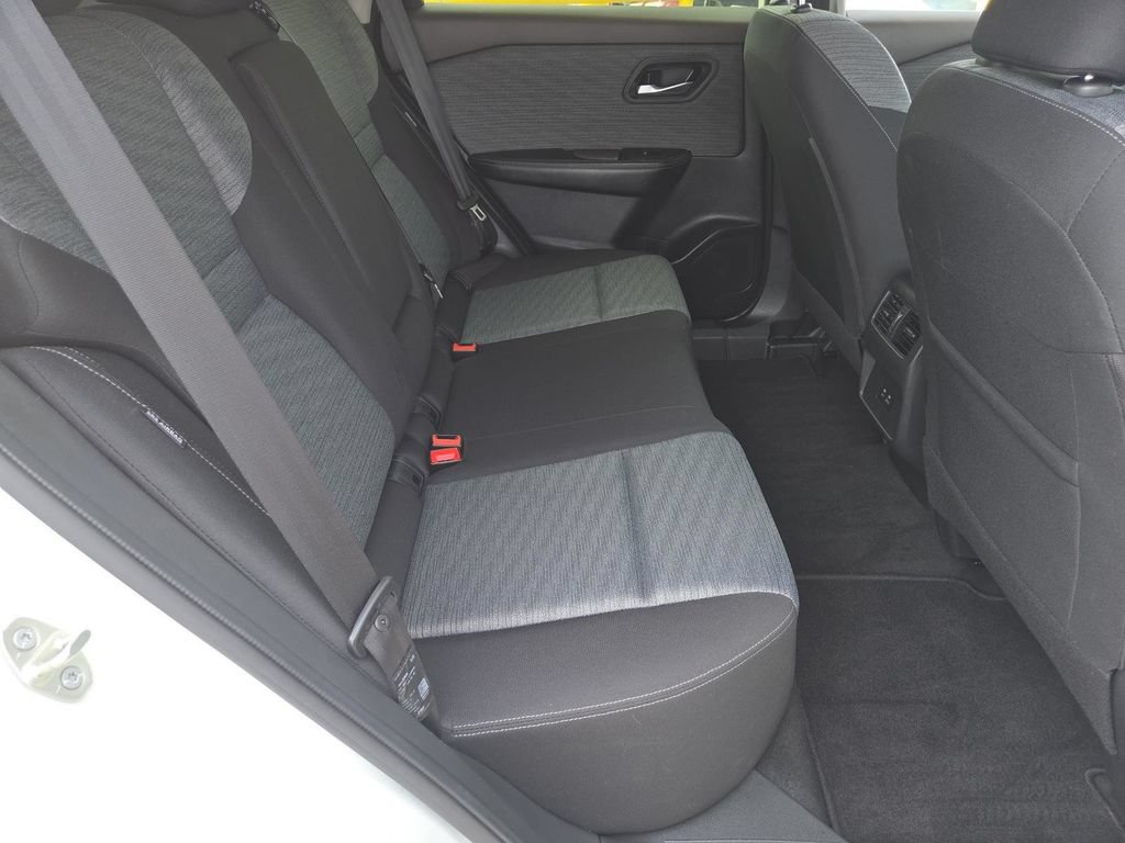Used 2023 Nissan Rogue SV AWD/4WD image 19