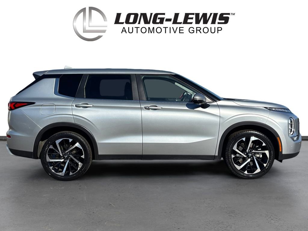 Used 2023 Mitsubishi Outlander SE Black Edition image 6