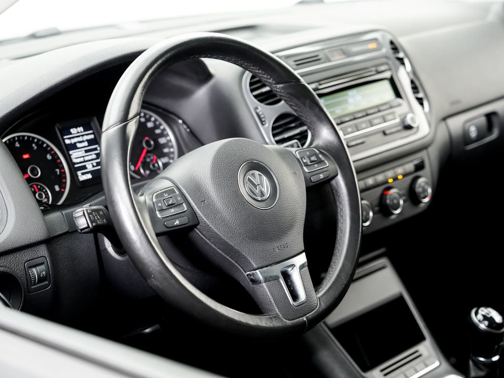 Used 2013 Volkswagen Tiguan S image 9