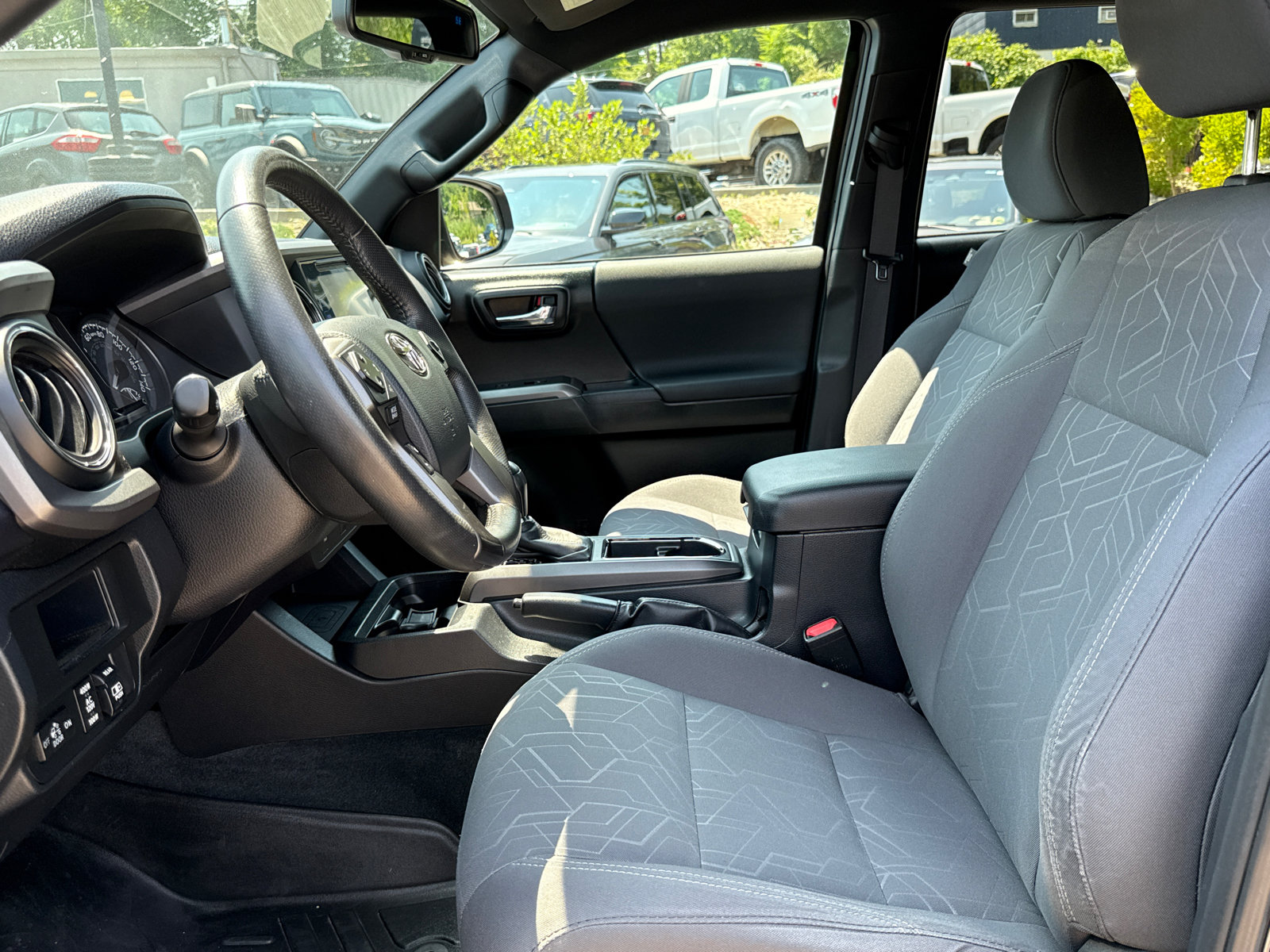 Used 2017 Toyota Tacoma TRD Sport w/ Tow Package (A/T) AWD/4WD image 10