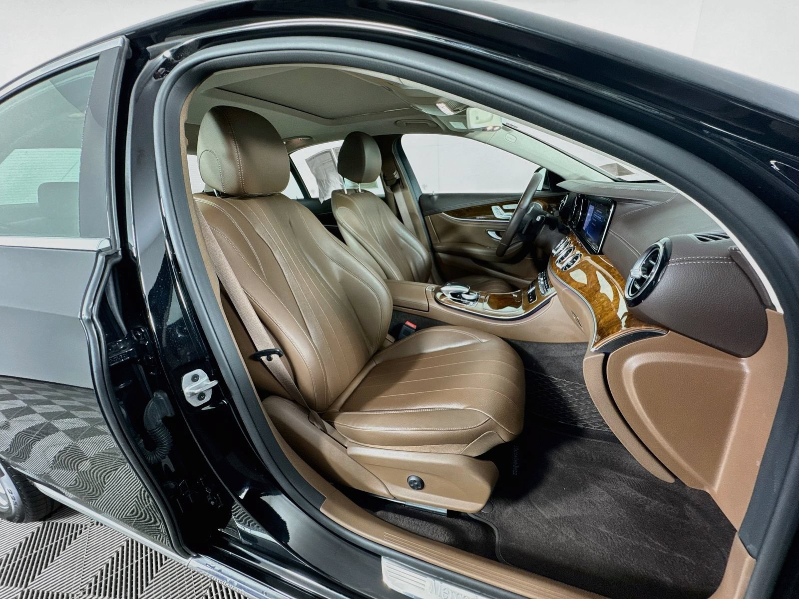Used 2019 Mercedes-Benz E 300 4MATIC image 31