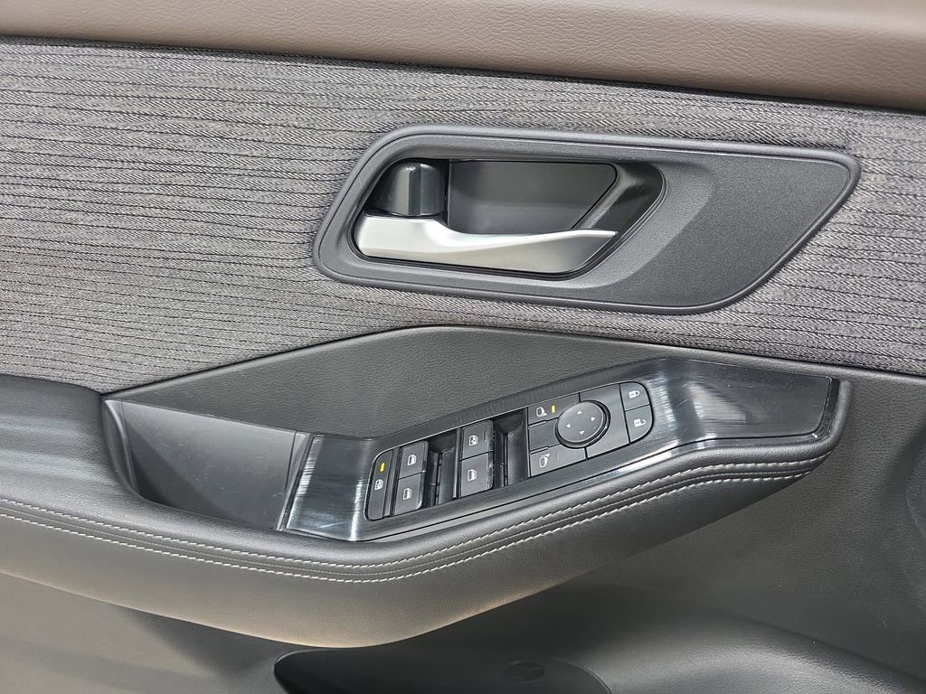 Used 2023 Nissan Rogue SV AWD/4WD image 28