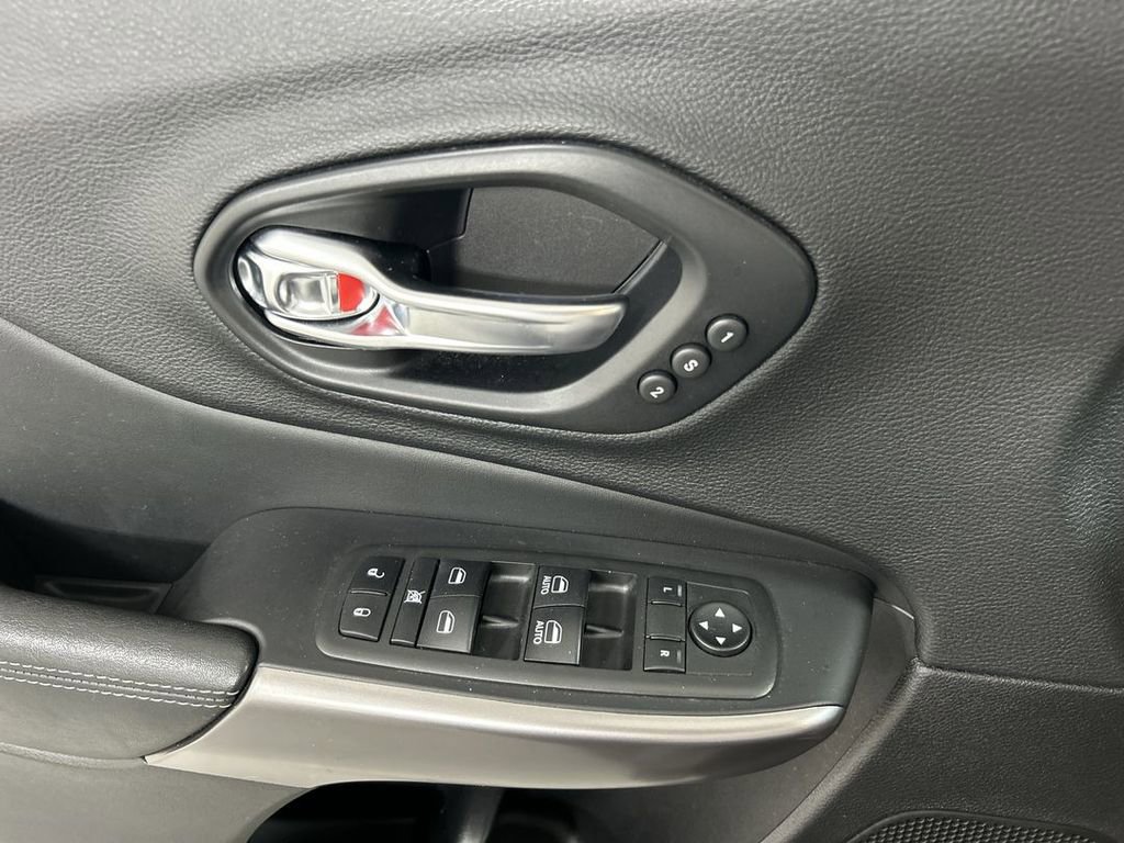 Used 2021 Jeep Cherokee Limited AWD/4WD image 11