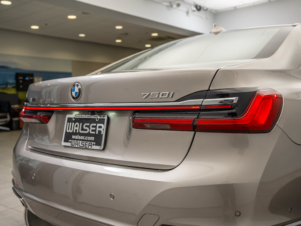 Used 2022 BMW 750i xDrive AWD/4WD image 13
