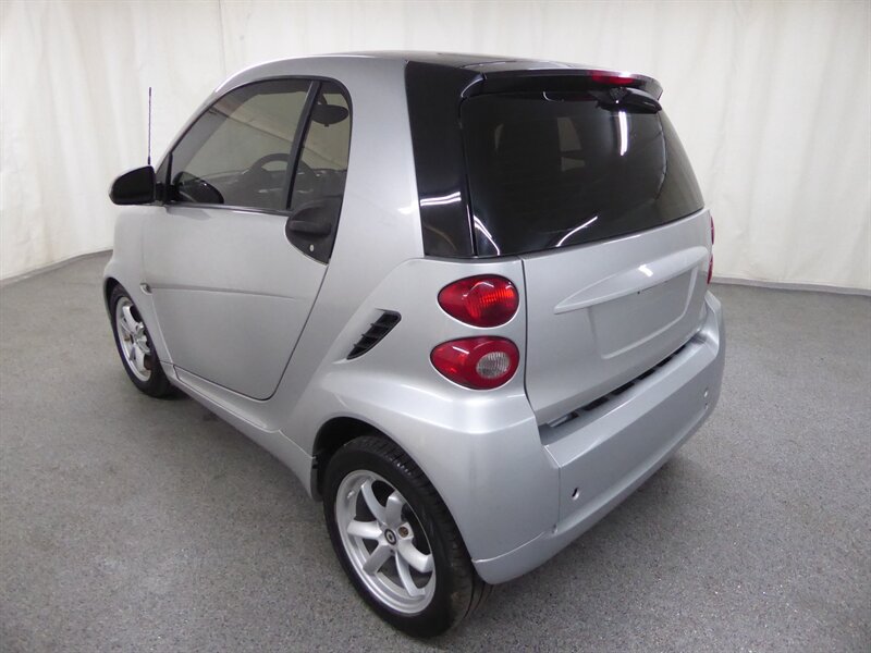 Used 2011 smart fortwo pure RWD image 5