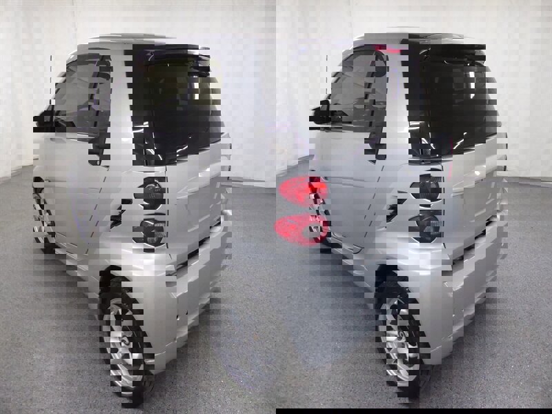 Used 2011 smart fortwo pure image 5